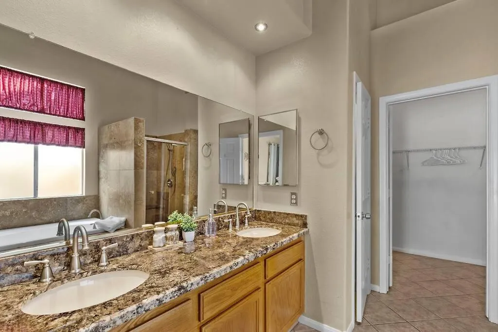 Vegas Retreats Pool, Arcade, Fun, 10Min From Airport And The Strip Villa Las Vegas
